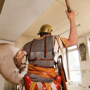 Atelier Stelling Lebensechte Figur Romischer Reiter Foto Anke Wolten Thom 3